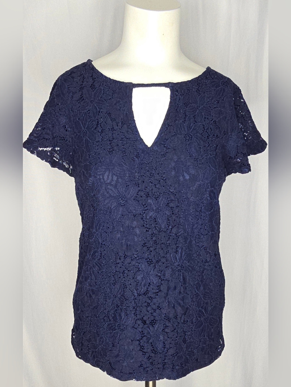 Adrianna Papell Navy Blue Floral Lace Flutter Sleeve Keyhole Bliuse SizeM NWOT